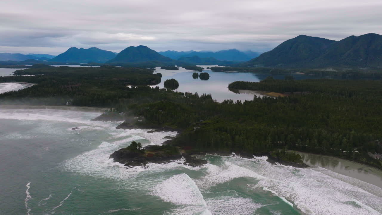 toma aérea de una playa en tofino, columbia británica, canadá