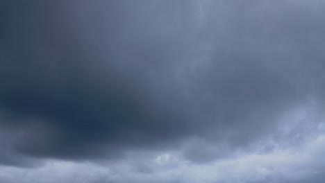 Un-Cielo-Sombrío-Y-Nublado-Durante-Las-Horas-Del-Día