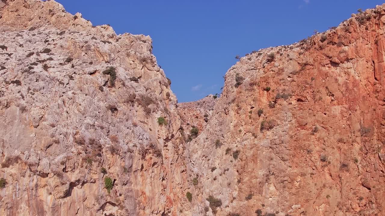 Una lenta ripresa inclinata verso l'alto rivela una profonda gola rocciosa
