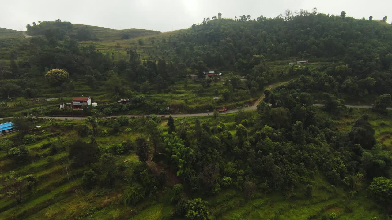 Weids luchtbeeld door de heuvels van landelijk Nepal
