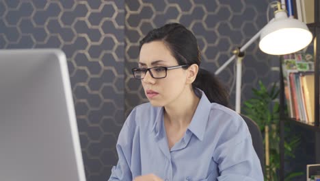 Mujer-Joven,-Gerente-O-Diseñadora-Segura,-Sentada-Frente-Al-Monitor-De-La-Computadora-En-Su-Oficina.