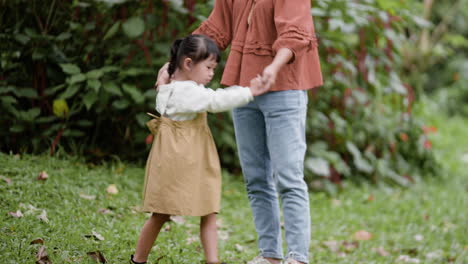 mujer y niño en el parque