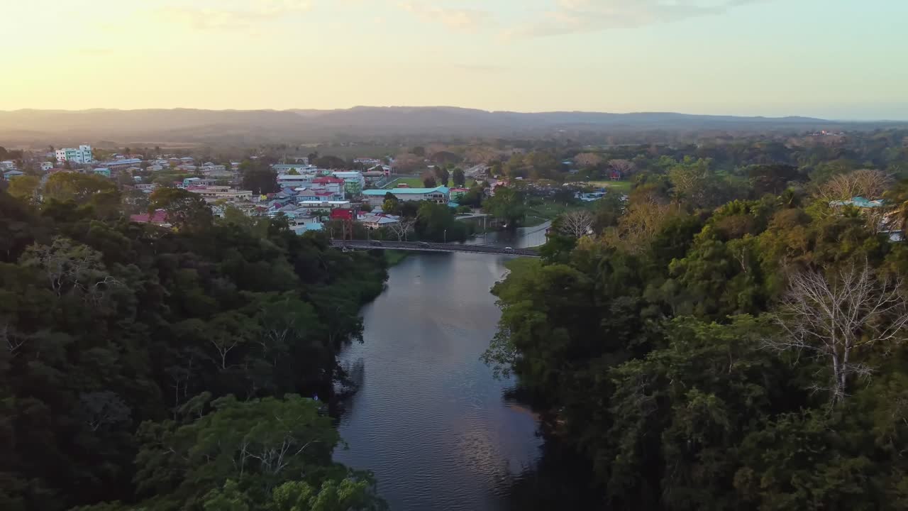 aérea sobre el río macal hacia san ignacio en belice