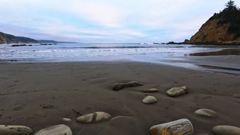 rocas empaquetadas en la costa arenosa