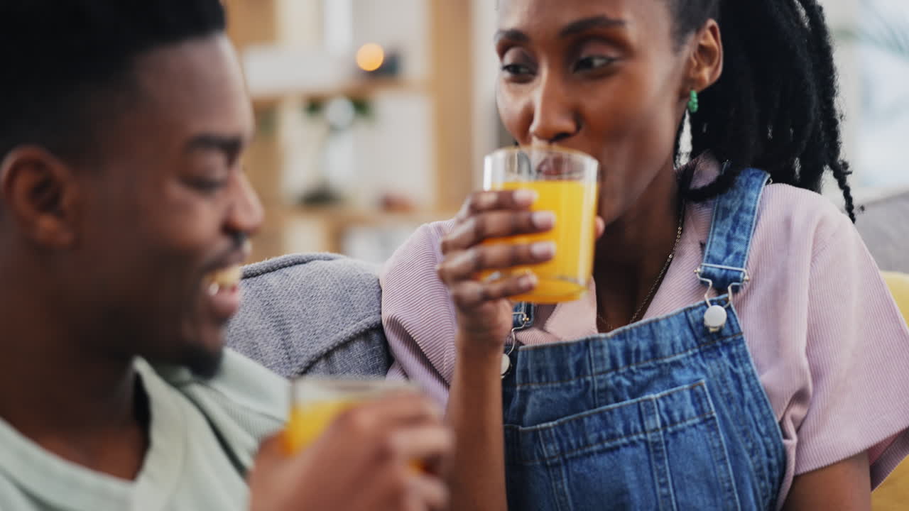 Toast, mørkhudet par og appelsinjuice i hjemmet