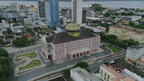 Toma-Aérea-Del-Teatro-Amazonas-Y-La-Ciudad-De-Manaus