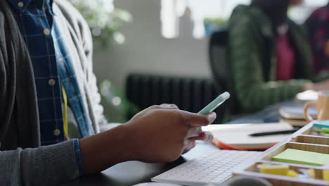 Feliz-Hombre-De-Negocios-Afroamericano-Revisando-El-Teléfono-Inteligente-Leyendo-Documentos-Corporativos-Intercambiando-Ideas-Utilizando-Una-Estrategia-De-Planificación-Informática-Carrera-Exitosa-En-Una-Moderna-Empresa-De-Comunicación-De-Inicio