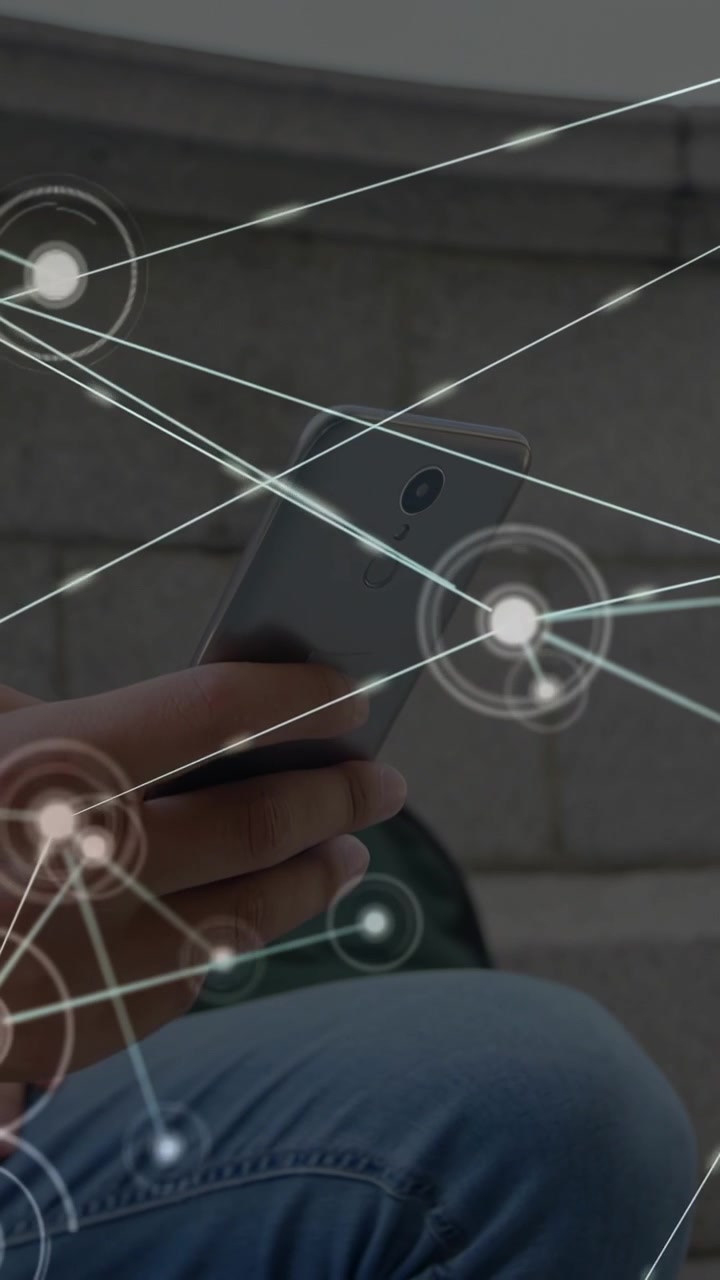 Hombre tocando el teléfono, con una interfaz HUD que se multiplica en nodos y líneas, cubriendo sus manos y visualizando datos tecnológicos.