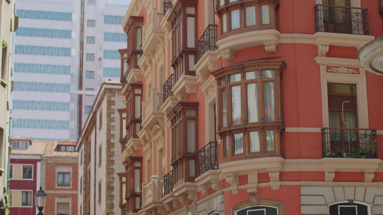 clip estrecho de una casa típica en gijón, asturias - de mano, cámara lenta