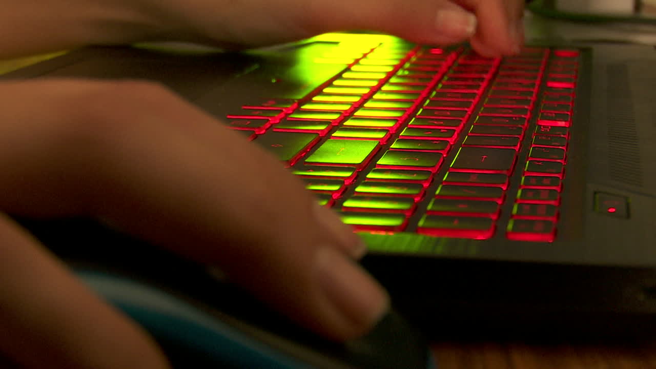 persona trabajando en una computadora portátil