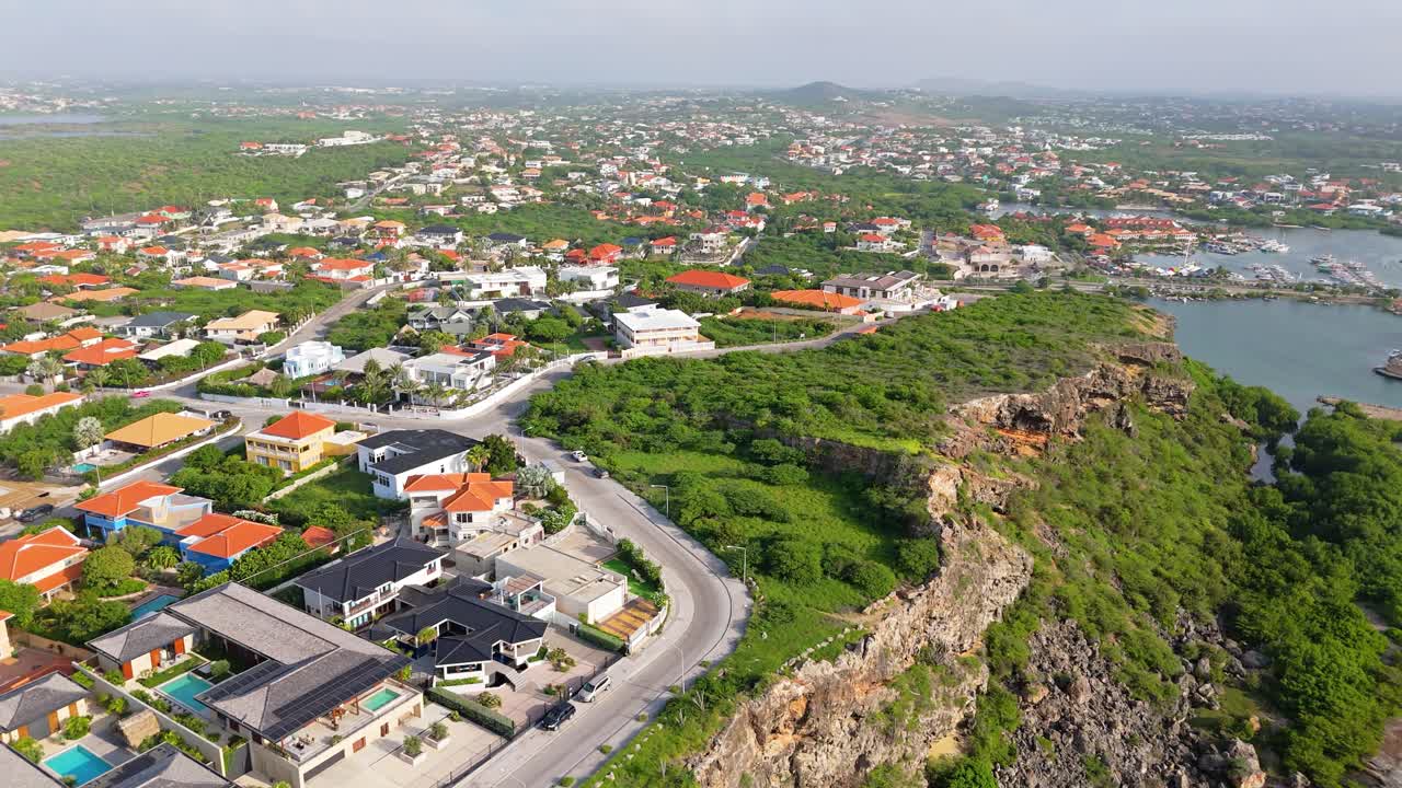 비스타 로열 인근 절벽 과  ⁇  티엘 의 배경, 쿠라사오