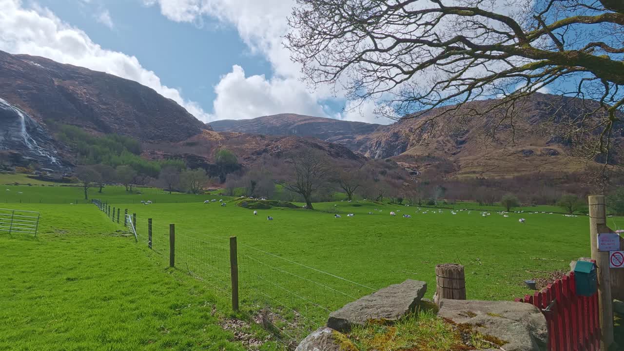 Smuk irsk landskabsudsigt i foråret i Gleninchquin Valley, Kerry, episke steder