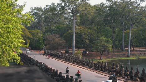 Tiro-Largo-De-Tráfico-Cruzando-El-Antiguo-Puente-Acercándose-A-Angkor-Wat-En-Camboya