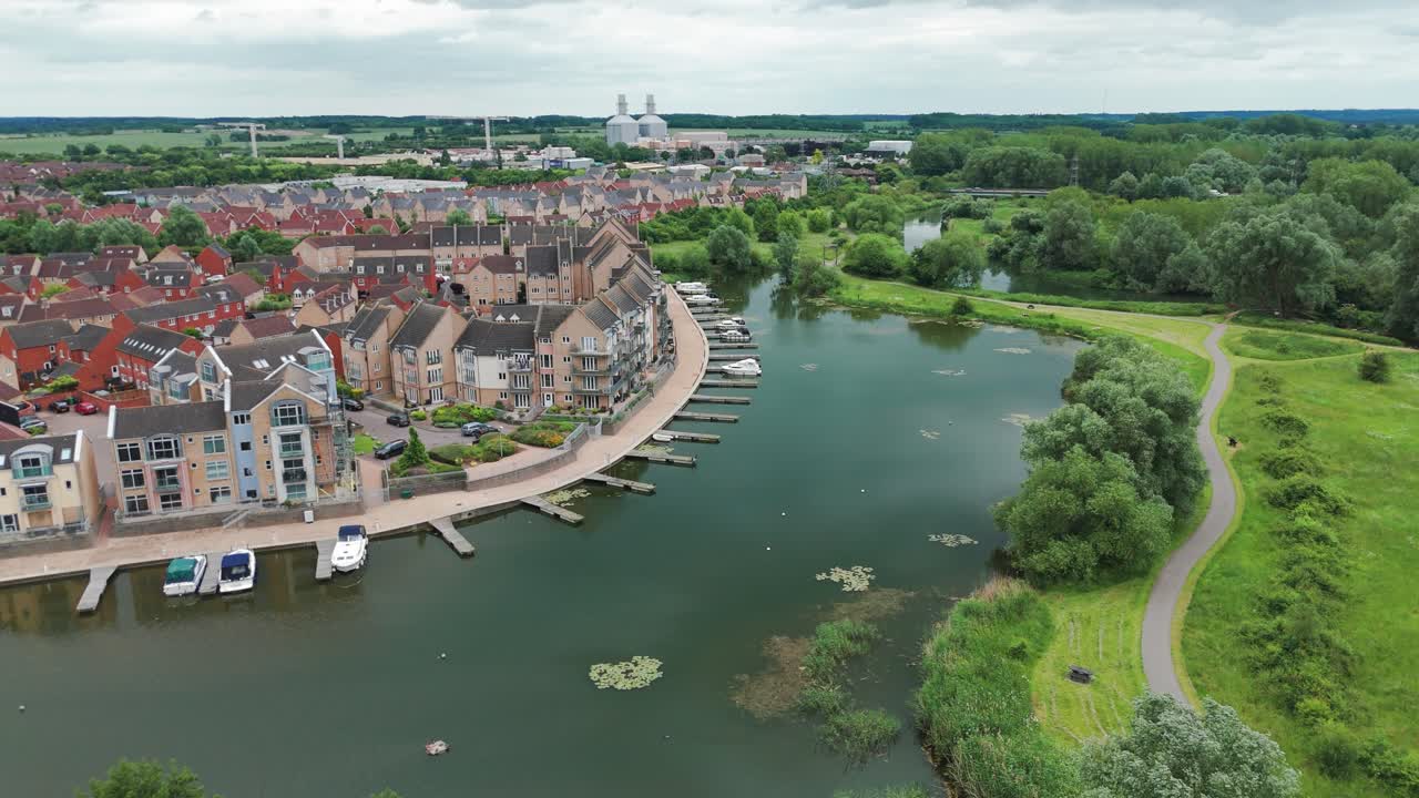 Vista aerea frontale di appartamenti di lusso situati accanto a un lago con yacht ormeggiati in una giornata nuvolosa a Eastbourne, Inghilterra.