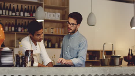 Gerente-Capacitando-Nuevo-Personal-Pequeña-Empresa-Bar-De-Vinos-Cafetería