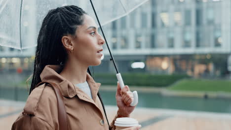 Lluvia,-Caminar-Y-Una-Mujer-Con-Un-Café