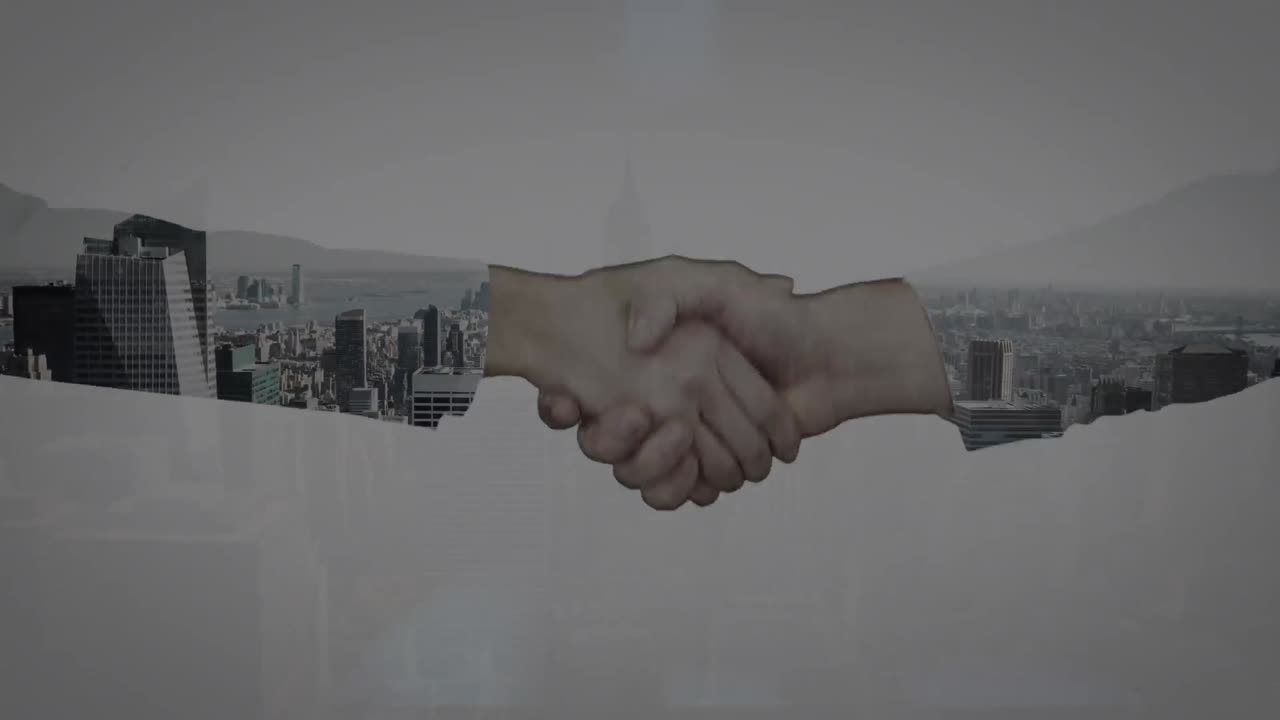 gráfico de la tarta sobre la sección media del hombre de negocios y la mujer de negocios estrechando las manos contra el paisaje urbano