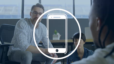 animación del icono del teléfono inteligente y procesamiento de datos sobre diversas personas de negocios en la oficina