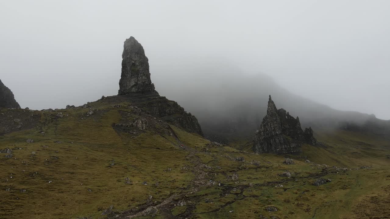aproximación aérea al viejo storr en la isla de skye