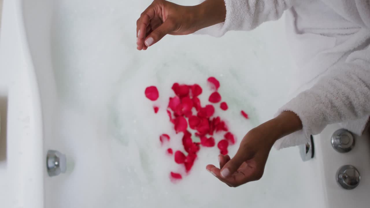 집에서 목욕탕  ⁇ 에 앉아 있는 혼성 인종 여성