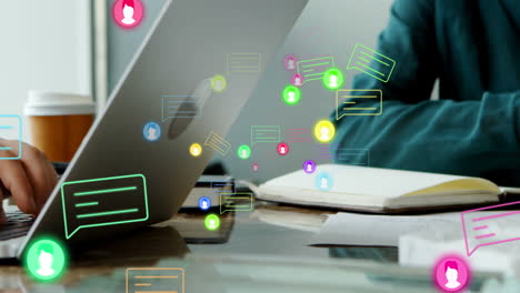 animación de iconos de perfil y cuadros de mensajes sobre diversos compañeros de trabajo utilizando tableta digital y portátil