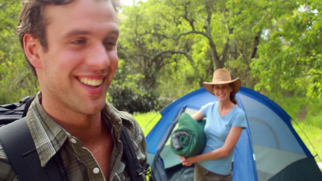 una pareja montando su tienda