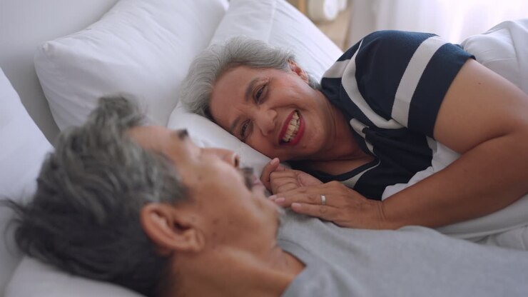 um casal feliz na cama.