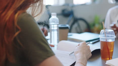 negocios, contratación y contrato firmado por mujeres