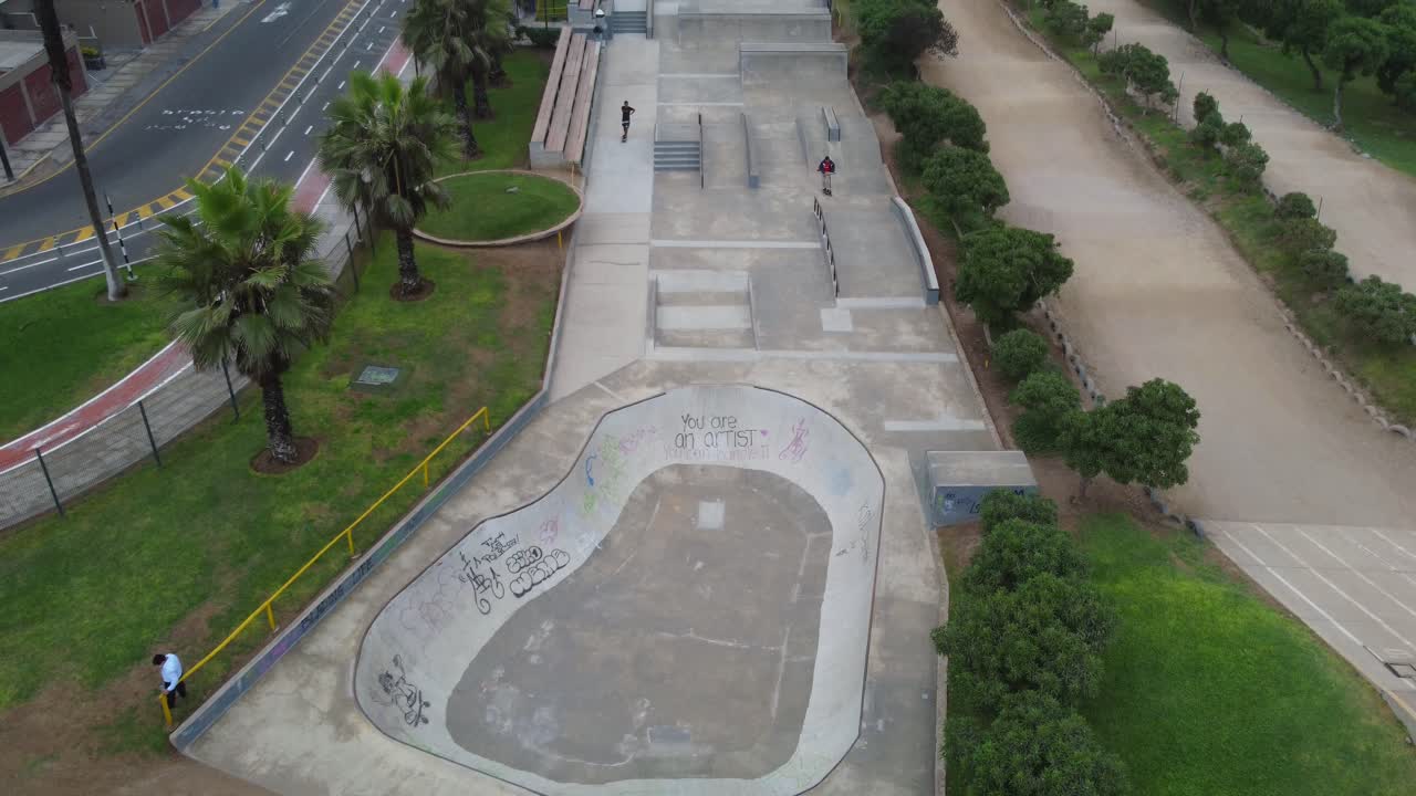 video de drone de un skatepark en miraflores, lima, peru