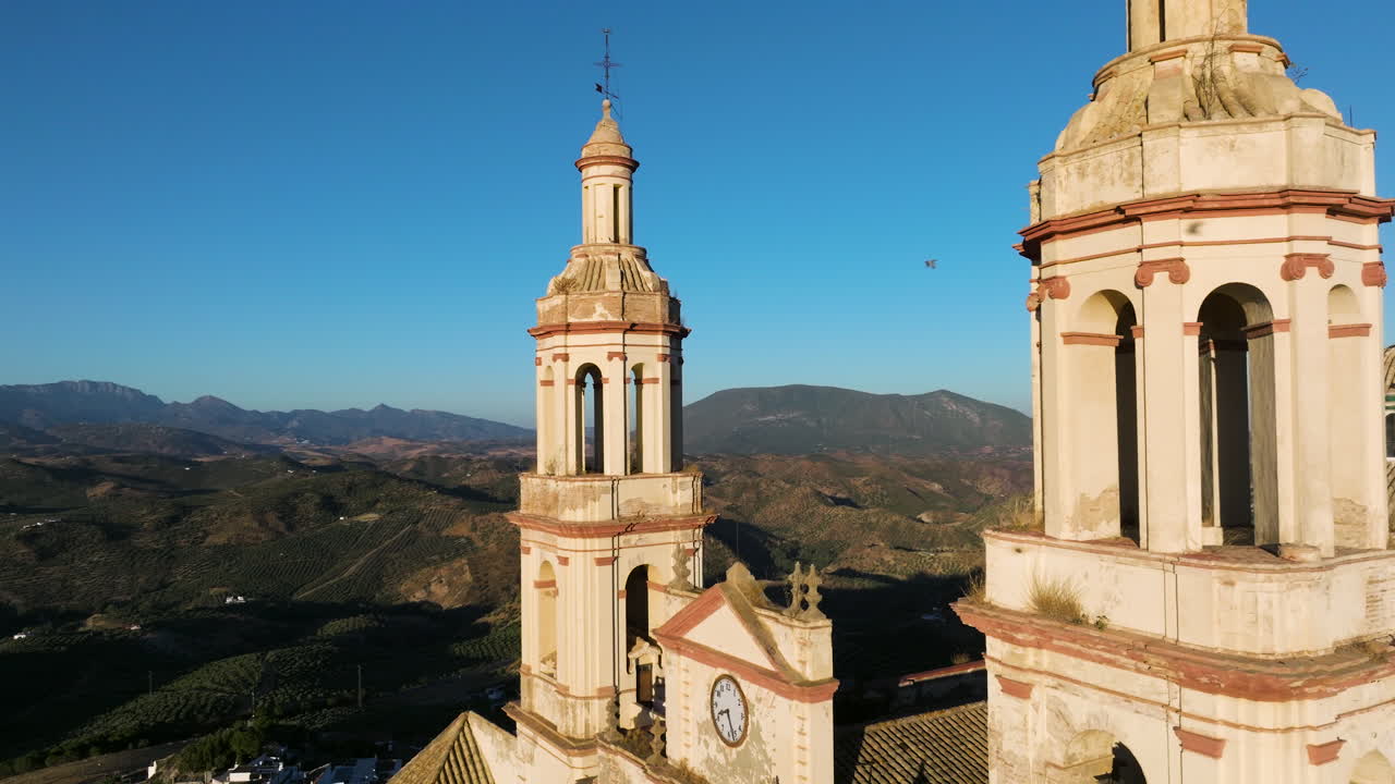 fachada exterior de la iglesia de nuestra señora de la encarnación en una mañana soleada en olvera, españa