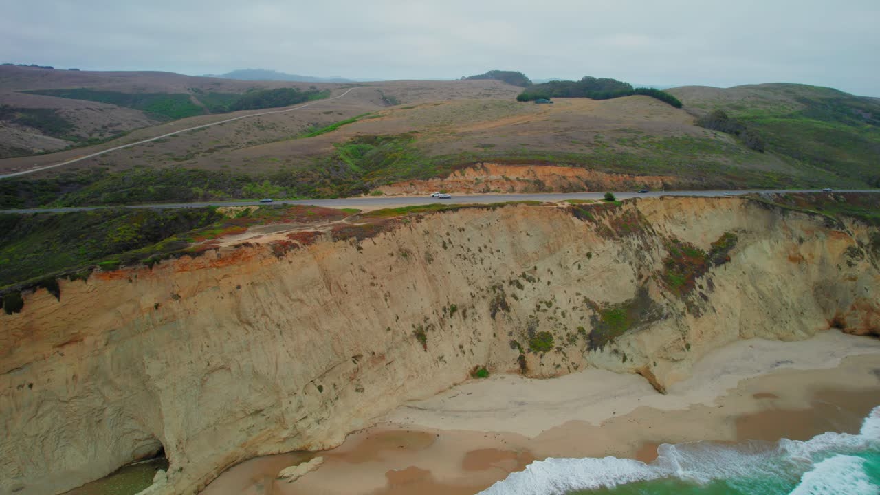 미국 캘리포니아주 샌그레고리오 주립해변에서 태평양 연안 고속도로의 드론 샷 조감도