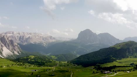 Paisaje-Mágico-De-Dolomitas-De-Italia,-Vista-Aérea-De-Drones-En-Un-Día-Soleado