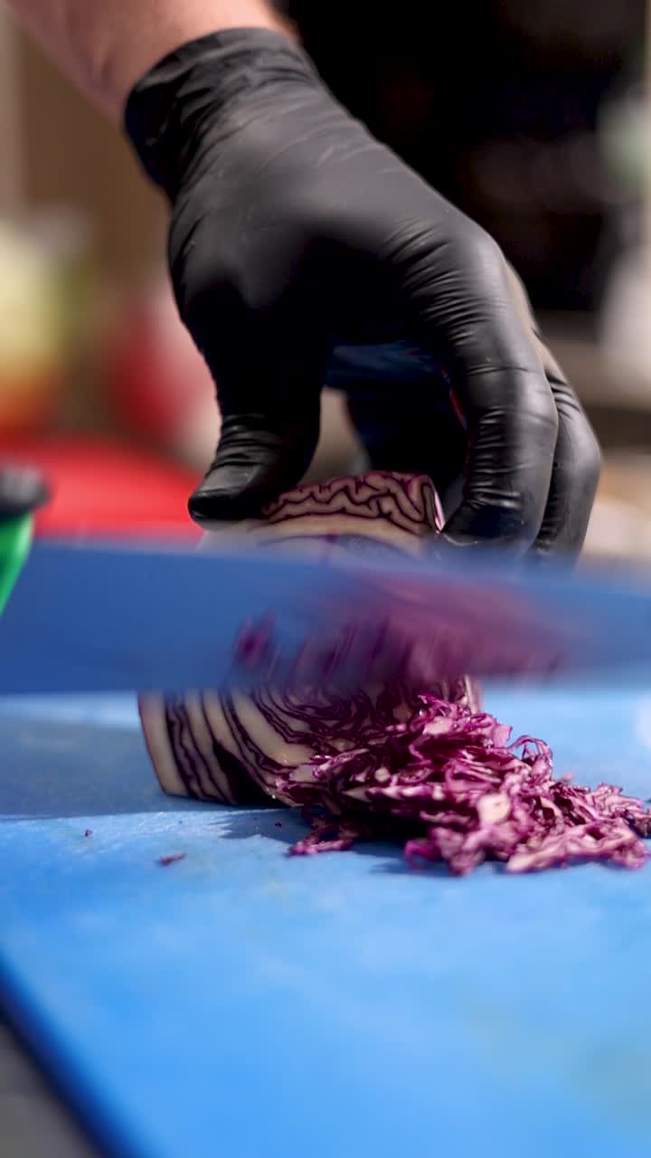 은 고추를 잘라내는 셰프