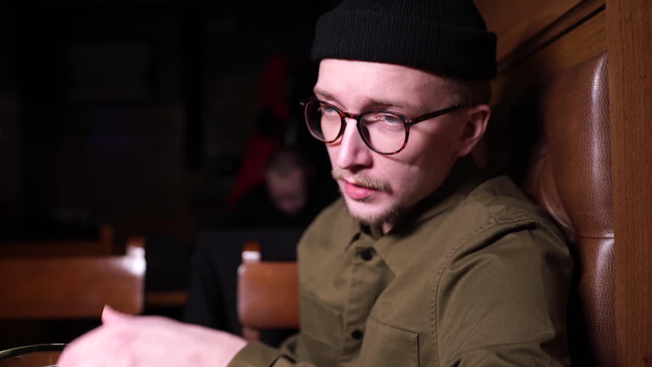 술집에 앉아 있는 남자