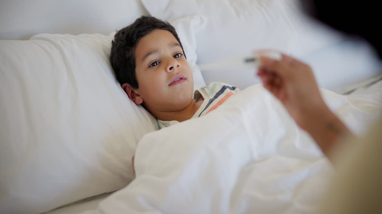 아이의 온도를 측정하는 것