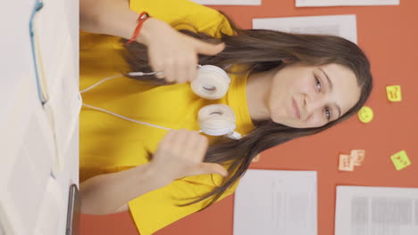 vídeo vertical de la niña aplaudiendo mirando a la cámara felicita.