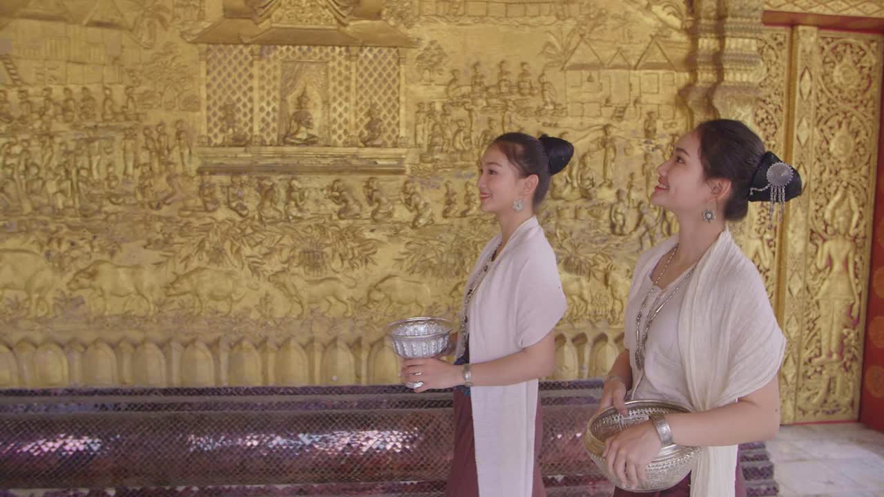 Due donne che visitano un tempio nel sud-est asiatico