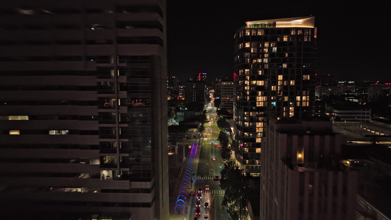 san jose california aerial v7 vuelo de dron de bajo nivel desde horace mann a lo largo de la calle santa clara hacia el centro capturando el paisaje urbano iluminado por la noche - filmado con mavic 3 cine - junio 2022