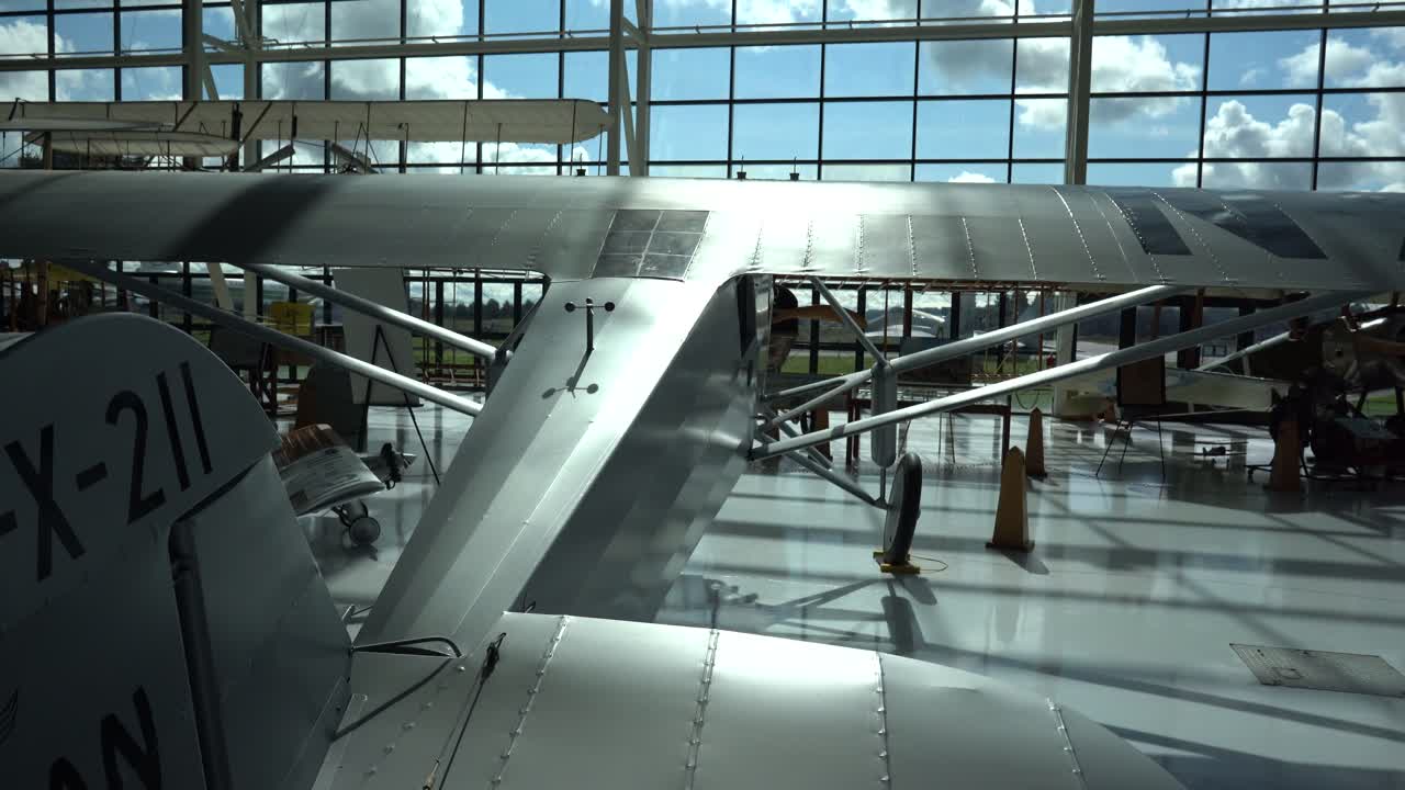 격납고에 있는 오래된 고전 비행기