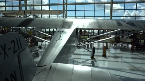 viejo avión clásico en hangar