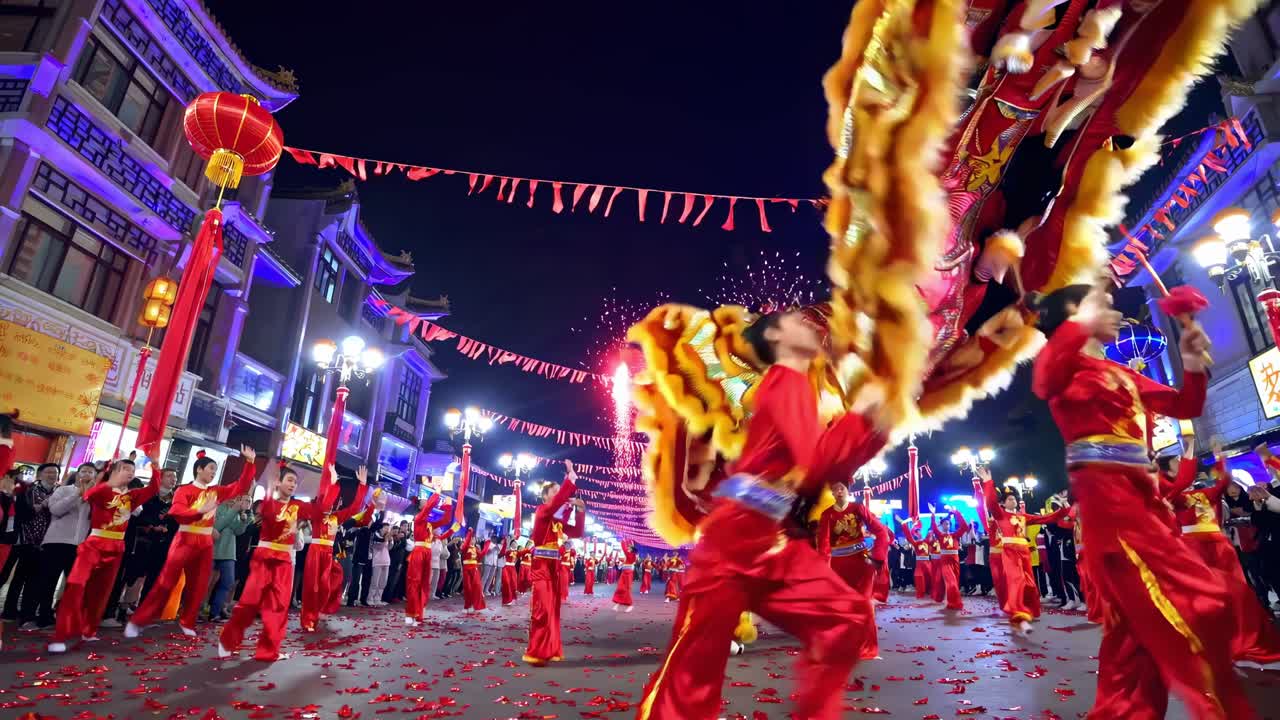 Desfile da Dança do Leão à noite