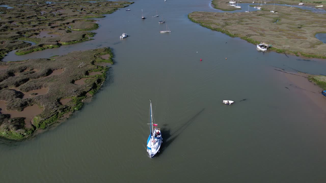barcos navegando en el río blackwater cerca de los pantanos de tollesbury, essex, reino unido - antena