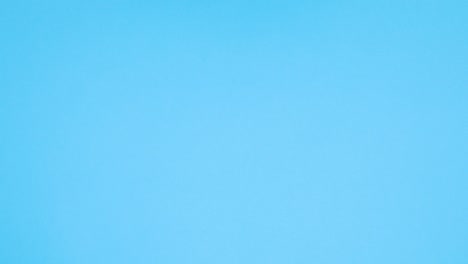 los instrumentos médicos, las máscaras de prevención de covid-19, las pastillas, las vacunas y las vitaminas aparecen bajo el cuaderno.
