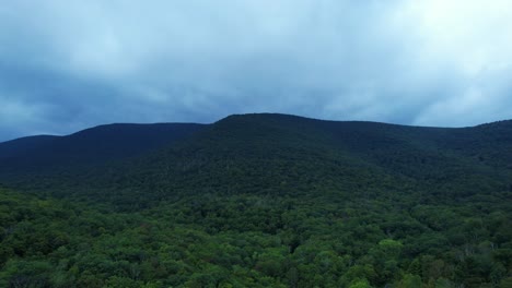 Wunderschöne,-Atemberaubende-Drohnenaufnahmen-Tief-In-Den-Appalachen-Im-Frühling