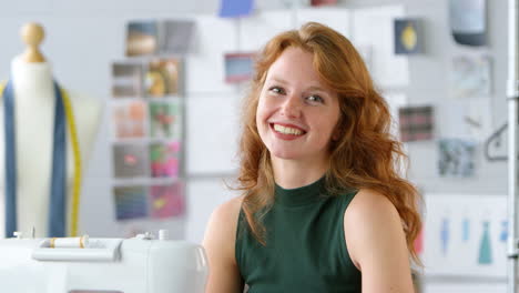 retrato de una estudiante o propietaria de una empresa que trabaja en la industria de la moda usando una máquina de coser