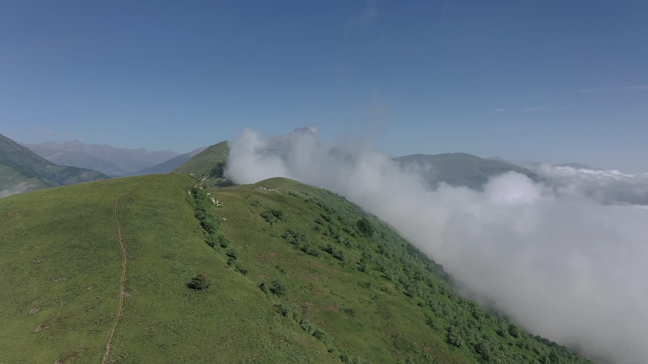 공중 드론 촬영 위치 산, 화창한 날씨 및 아래에서 위로 이동