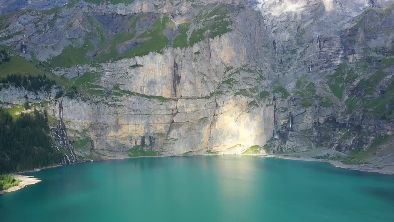 Ripresa aerea con lenta ascensione del Lago di Oeschinen in una splendida giornata estiva