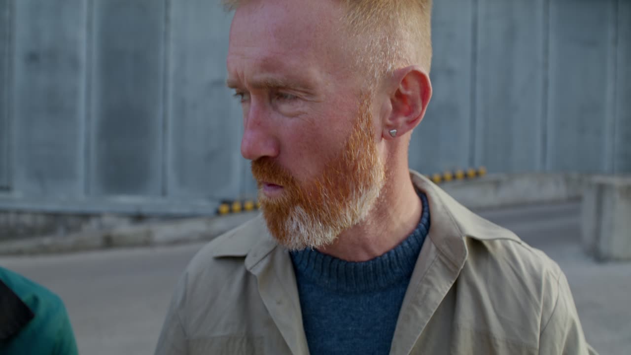 은 머리와 은 수염을 가진 남자가 토론하고 있습니다.