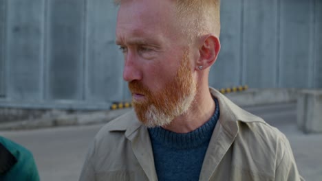 hombre de cabello rojo y barba roja discutiendo