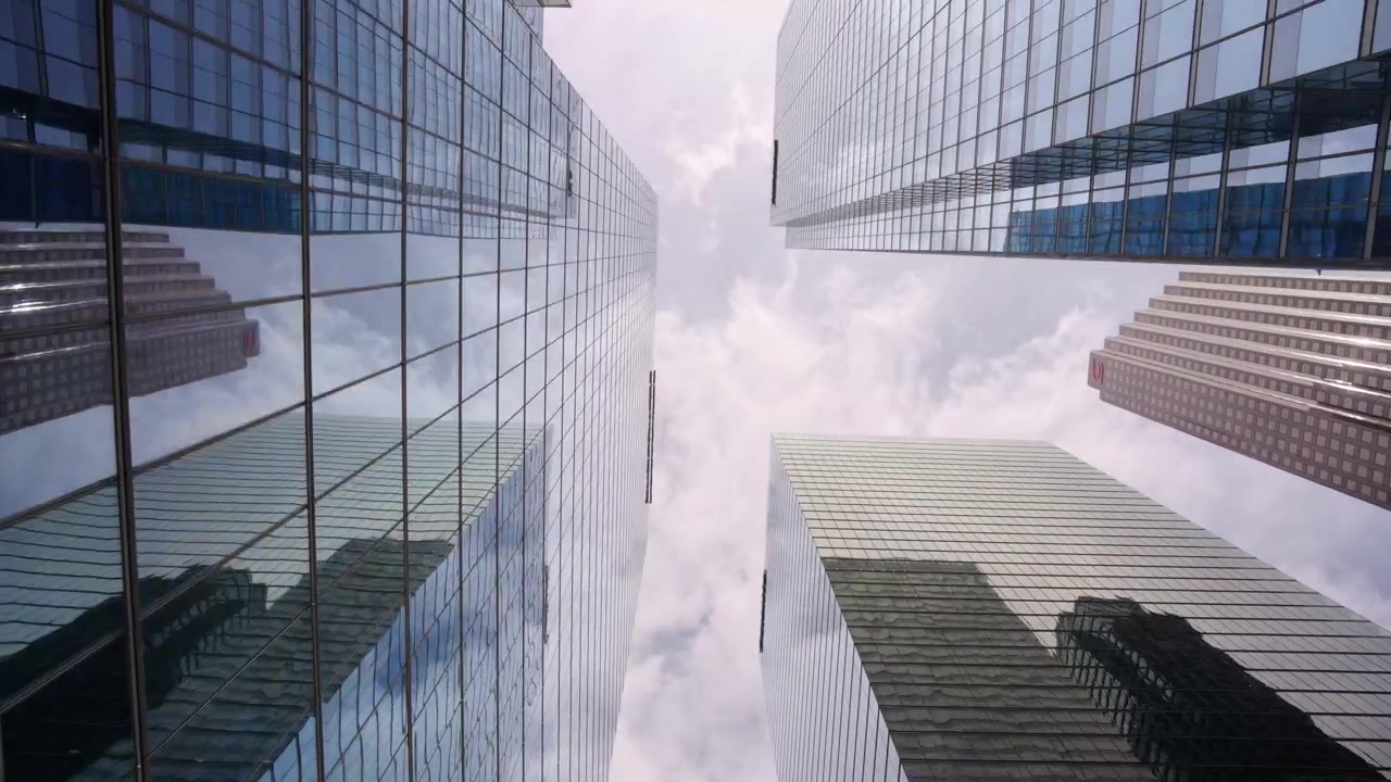 A câmera avança enquanto olha para cima entre torres de escritórios de vidro no distrito financeiro de Toronto com nuvens em movimento rápido, Hyperlapse.